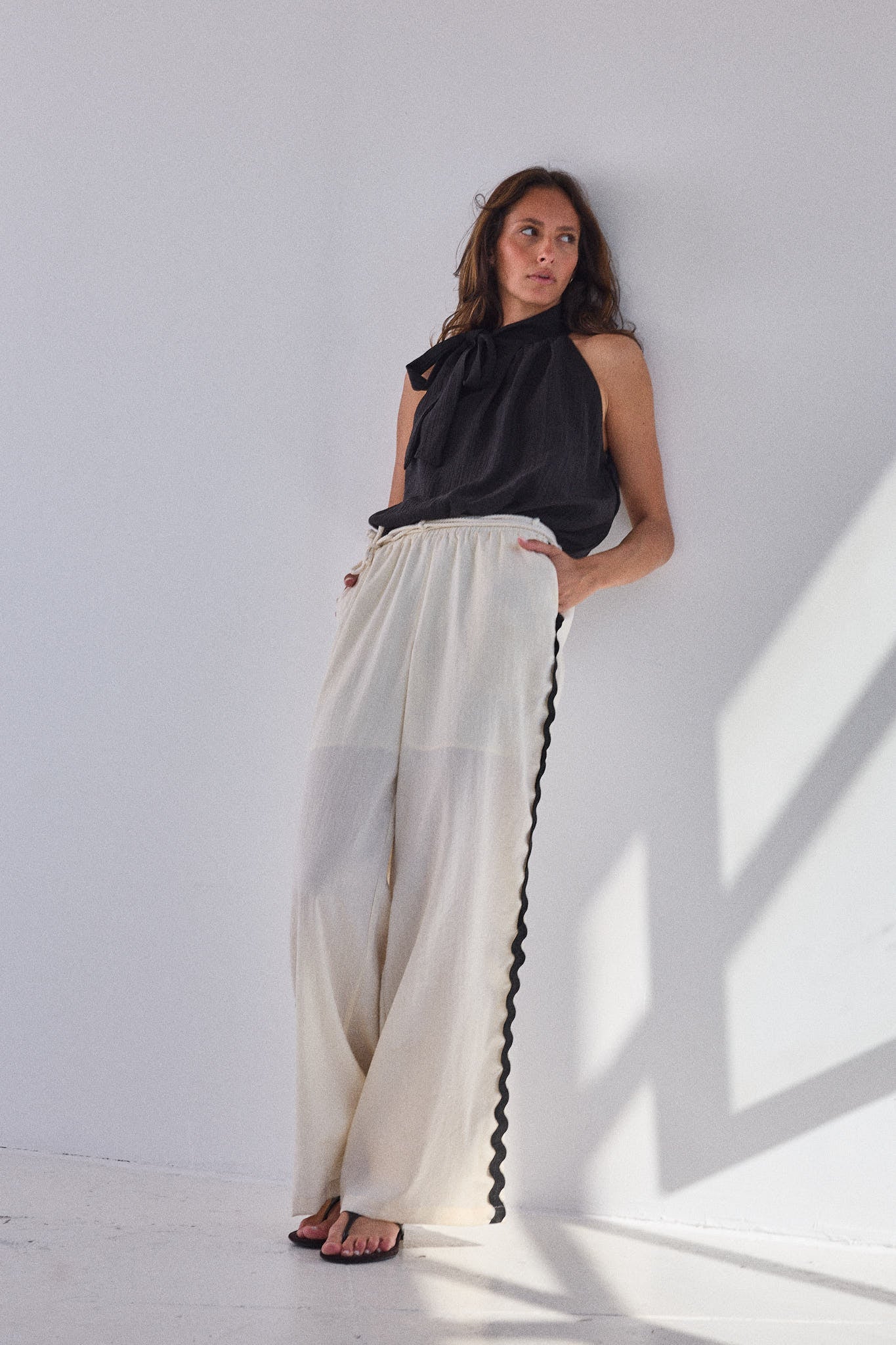 TESA - Pantalon Fluide Écru & Bande Vague Noire