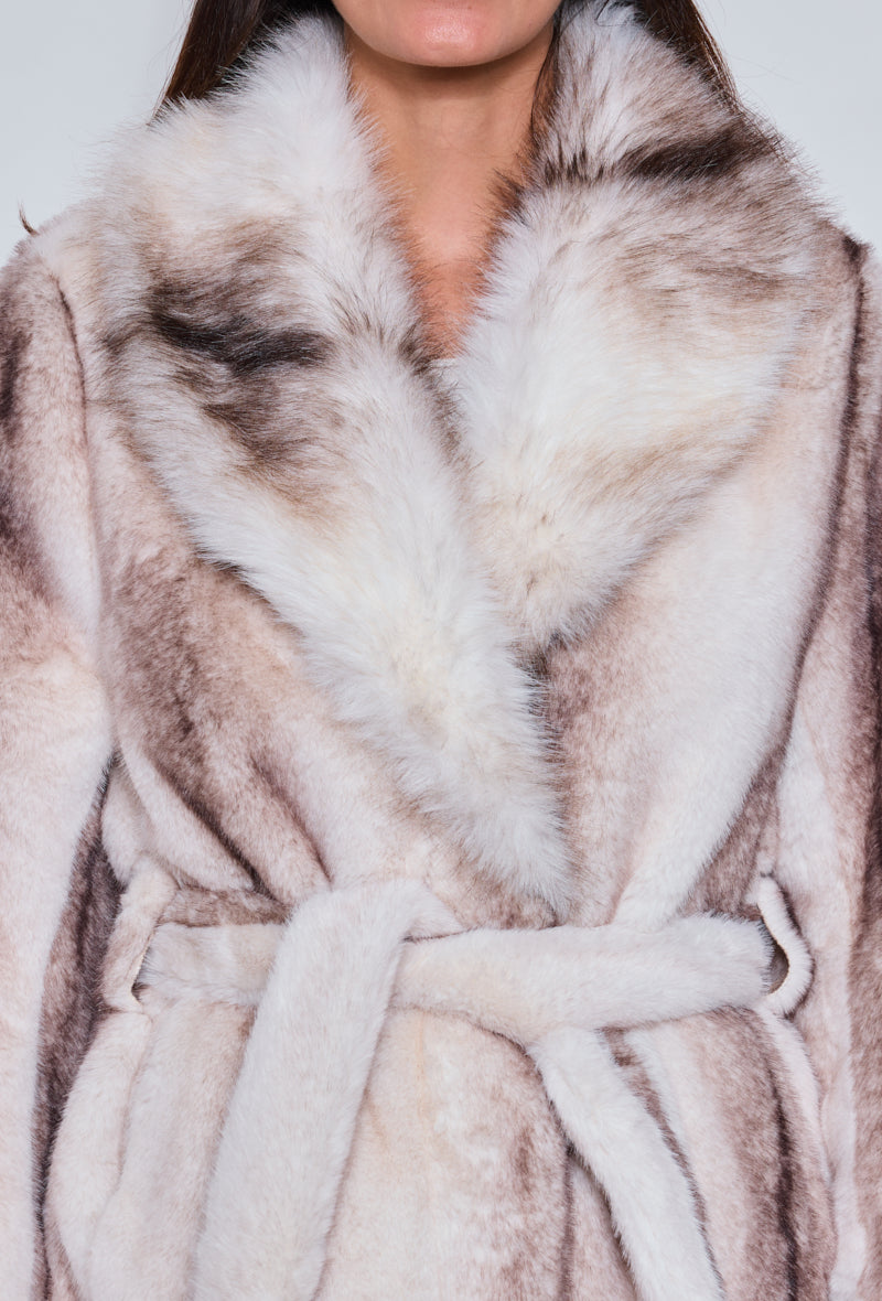 LIO – Manteau Long Fourrure Ceintré