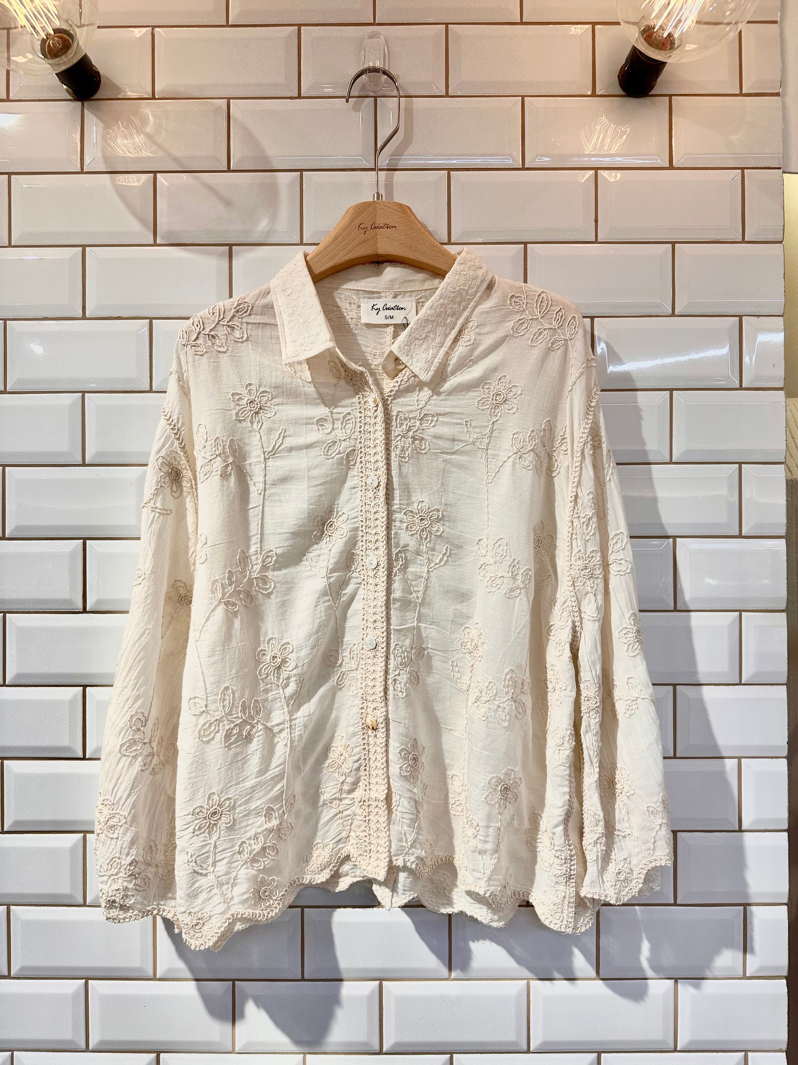 Chemise avec broderies