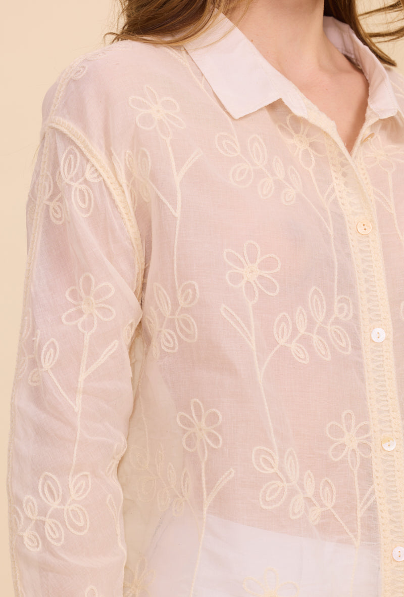 Chemise avec broderies