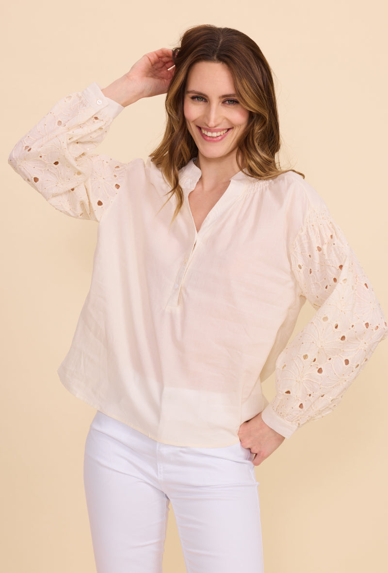 Chemise en coton, col tunisien, avec manches brodées