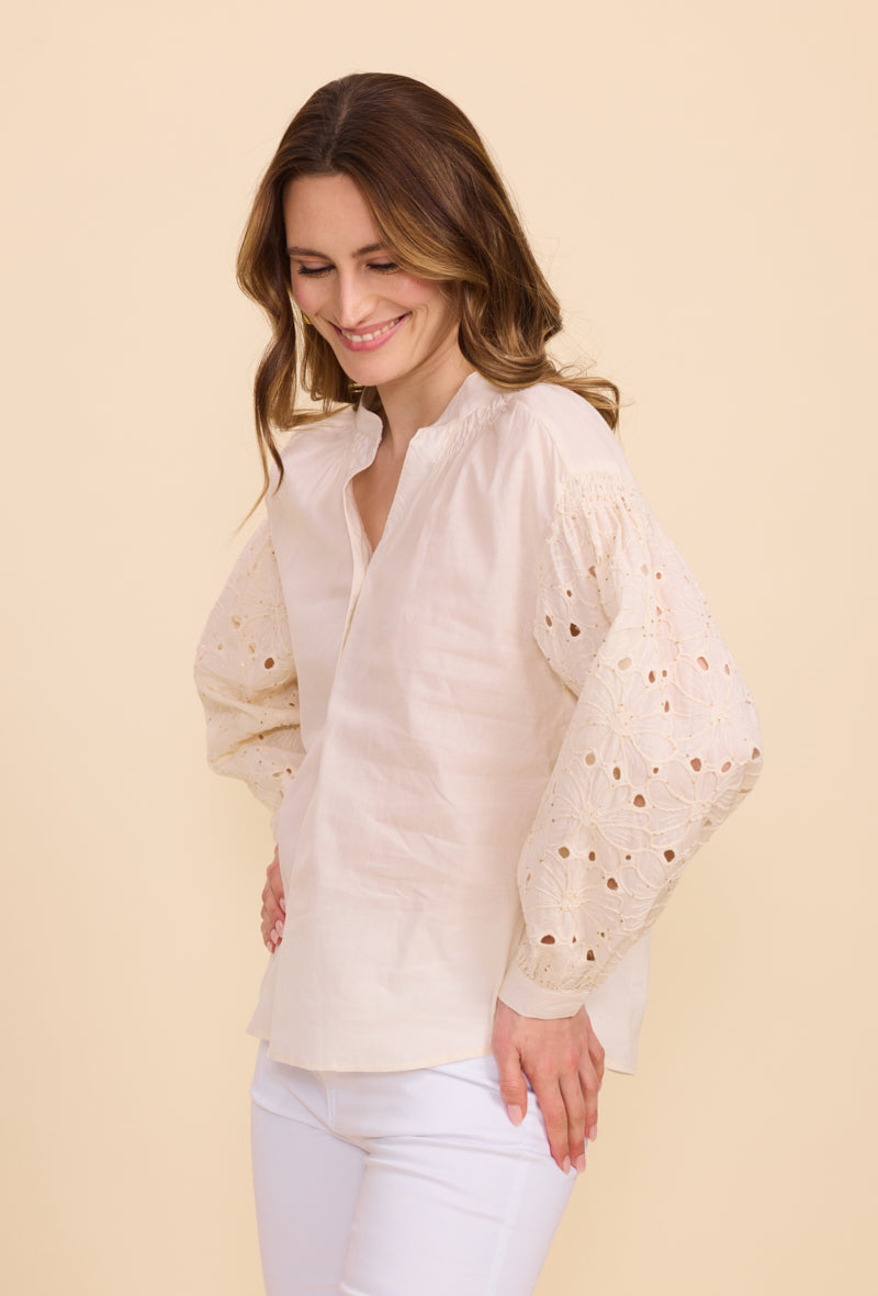 Chemise en coton, col tunisien, avec manches brodées