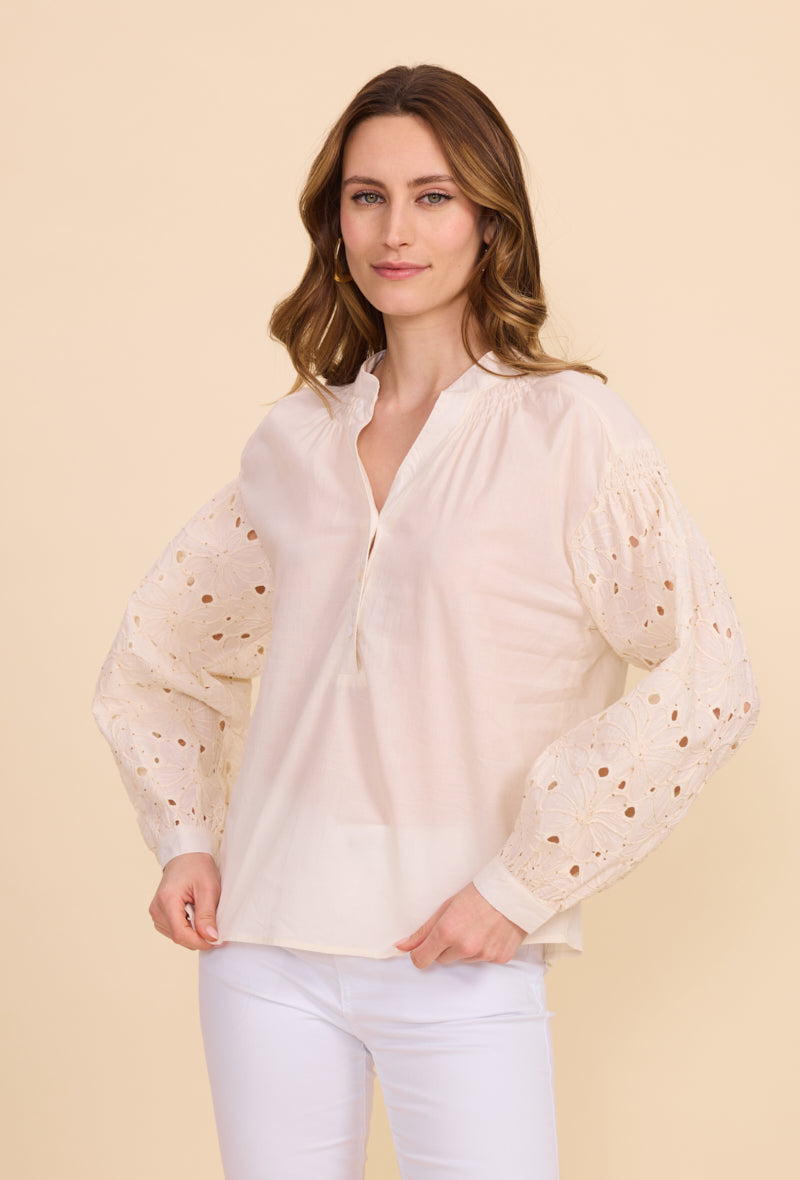 Chemise en coton, col tunisien, avec manches brodées