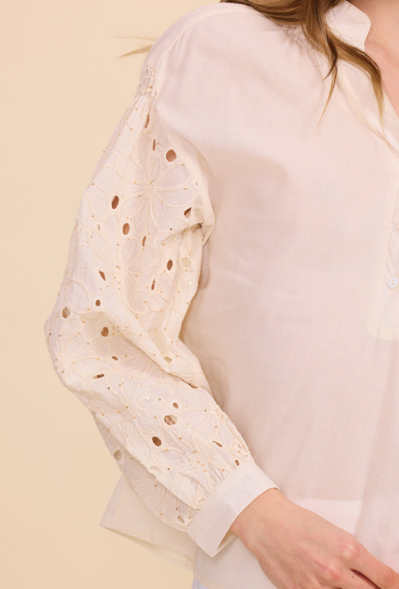 Chemise en coton, col tunisien, avec manches brodées