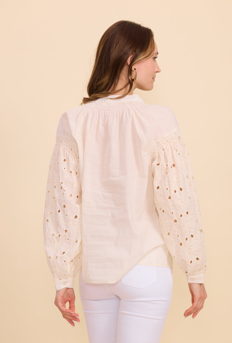 Chemise en coton, col tunisien, avec manches brodées