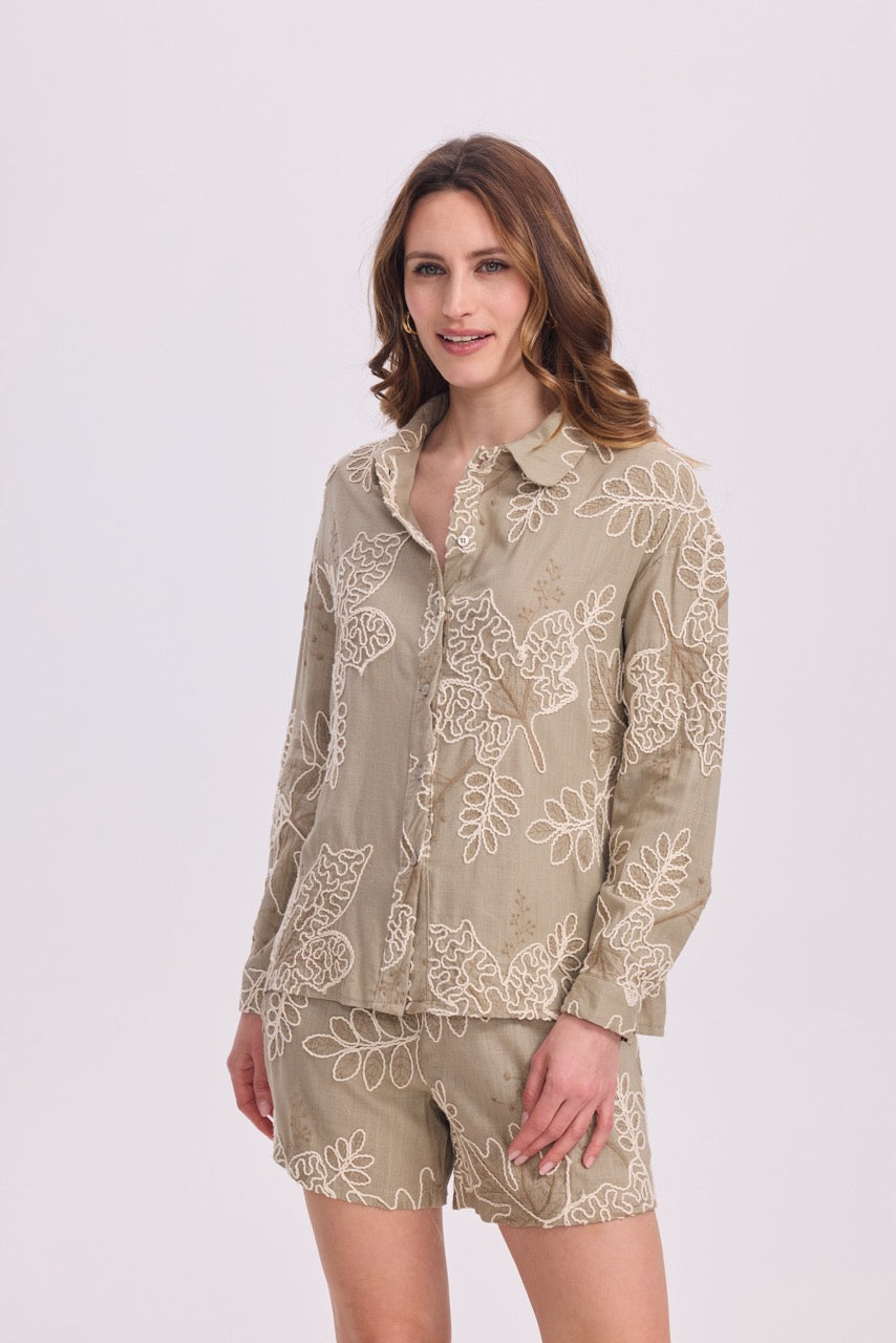 Ensemble short et chemise avec broderie