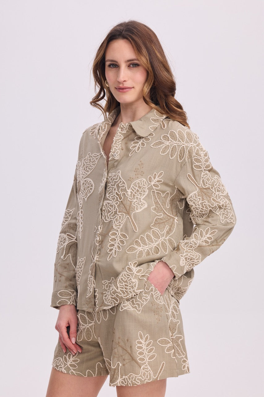Ensemble short et chemise avec broderie