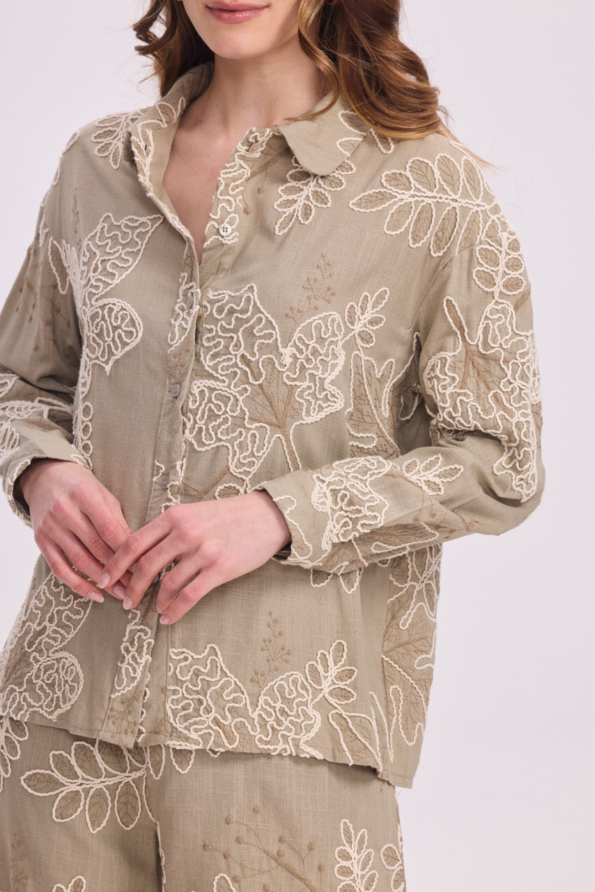 Ensemble short et chemise avec broderie