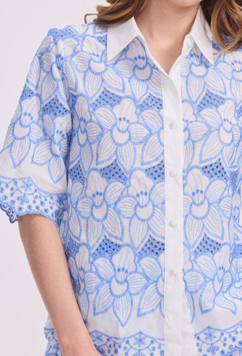 Ensemble en coton, short et chemise avec broderie