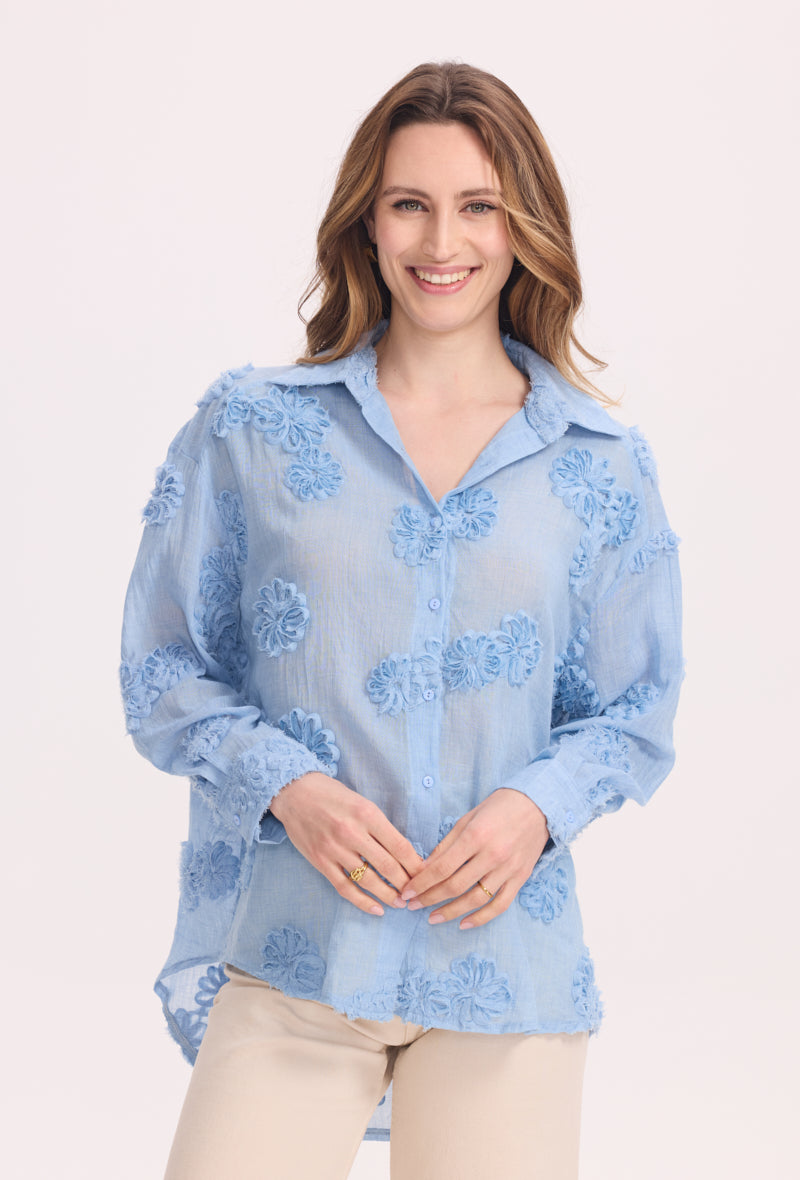 Chemise avec fleurs cousues