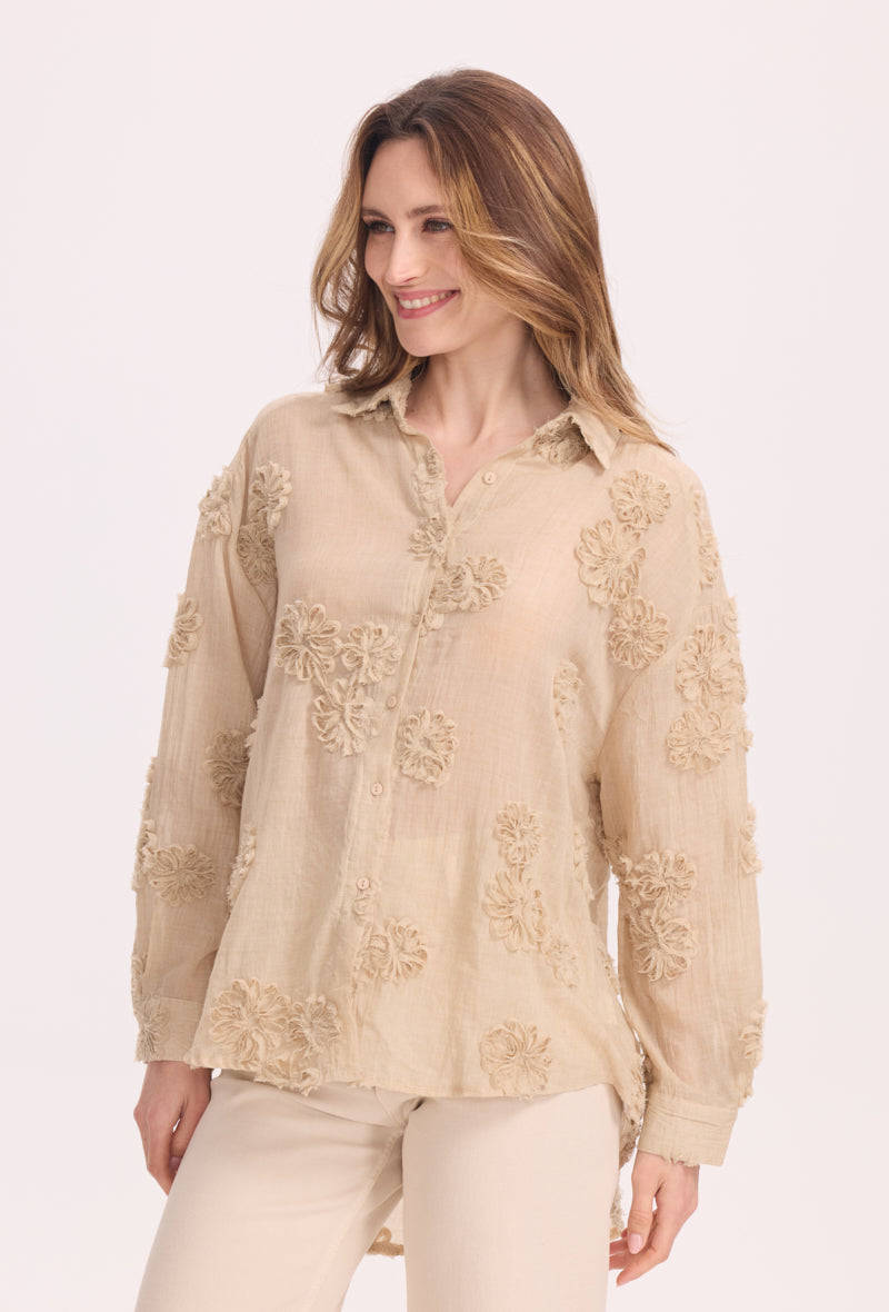 Chemise avec fleurs cousues