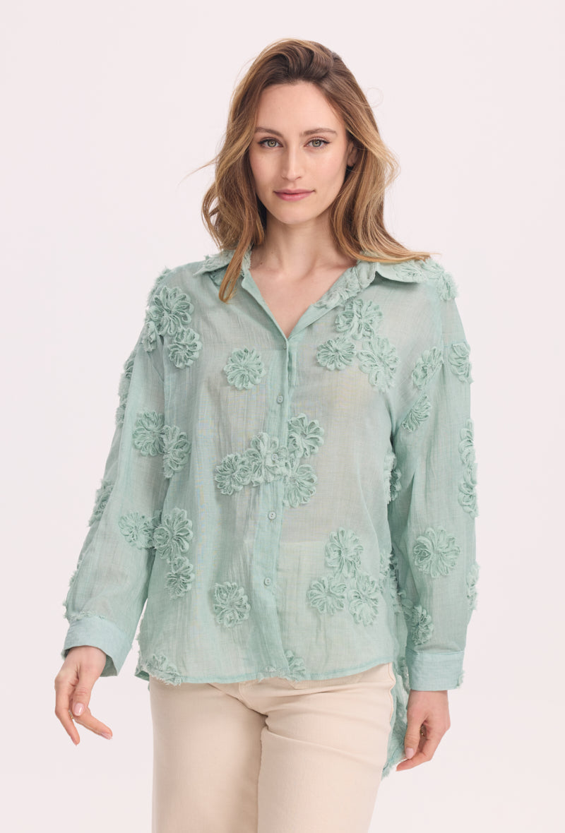 Chemise avec fleurs cousues