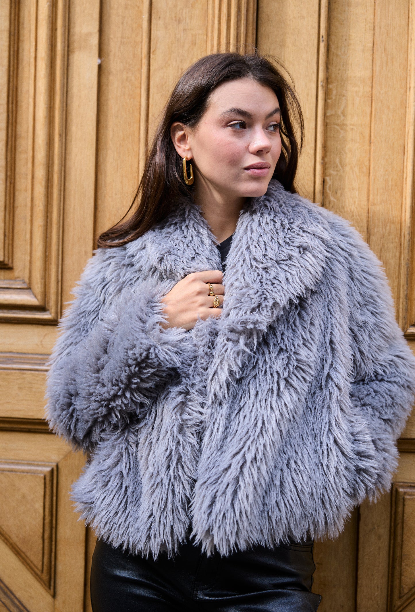 Manteau court en fourrure avec col