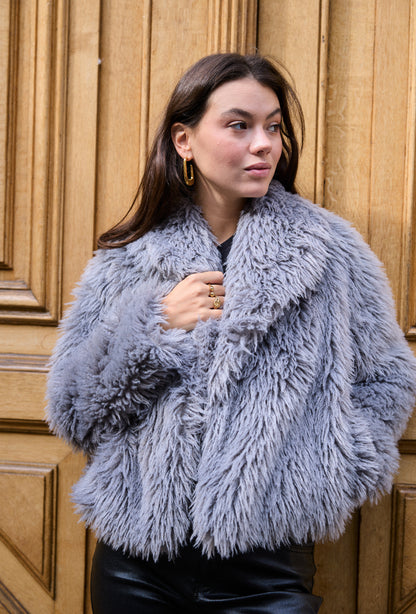 Manteau court en fourrure avec col