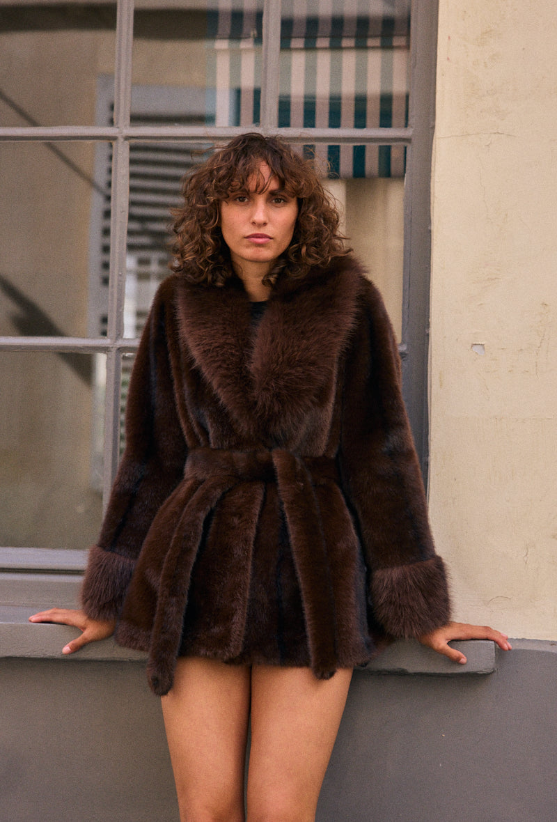 LIO – Manteau Long Fourrure Ceintré