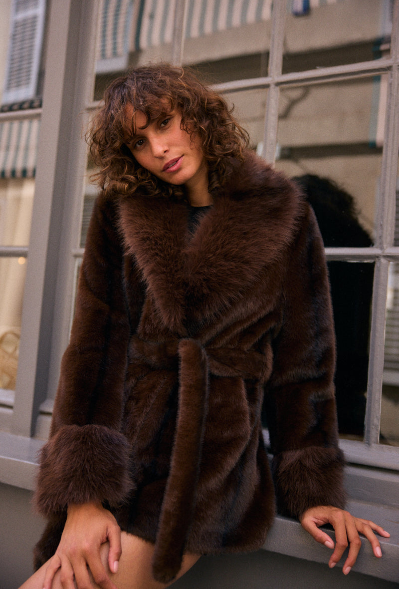 LIO – Manteau Long Fourrure Ceintré